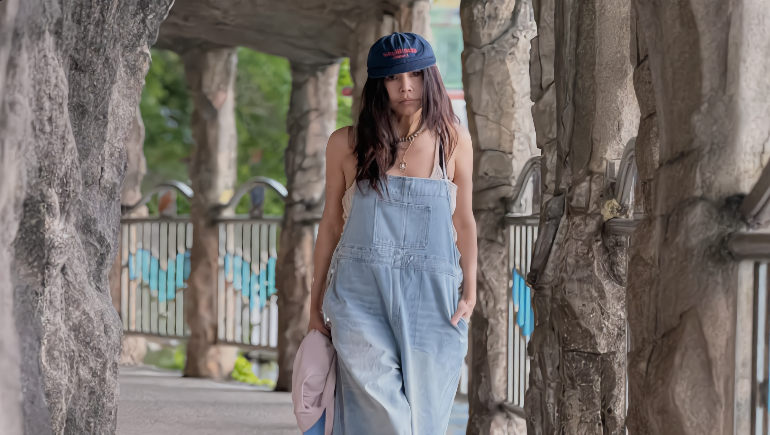 HwangShinHyeFashion: Analysis of Free People denim overalls for vertical silhouette integrity and leg extension.