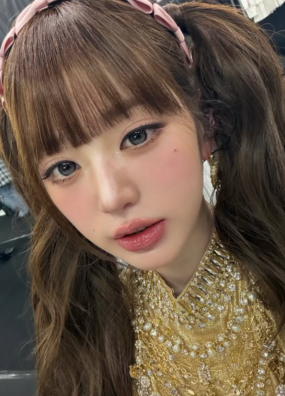 5 Wonyoung’s Gold Top: Kitsch Secrets